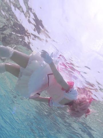 日本旅拍coser 在水中梦幻的深海少女