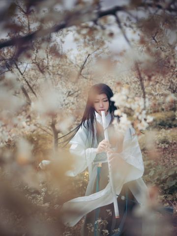 道由白云尽，春与青溪长