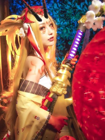 瞧，笼罩着妖气锐利长刀使月夜黯然失色