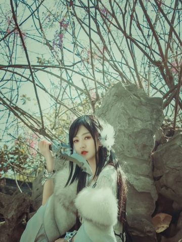 回首黄泉路，岭上一白狐