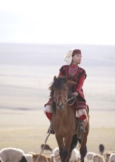 为了高还原COS 《少女新娘物语》粉丝远赴蒙古拍摄