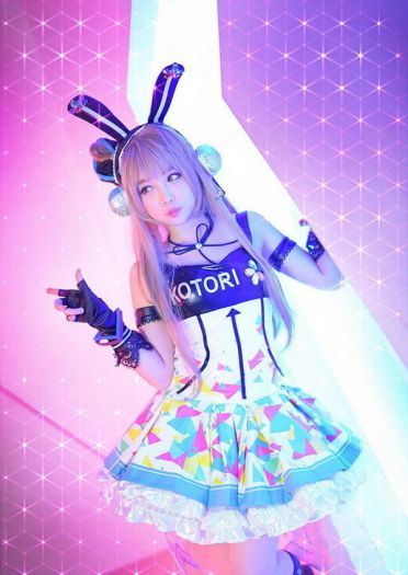 兔耳搭配蓬蓬裙 螺旋猫萌妹COS南小鸟