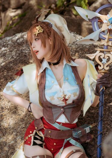 莱莎的炼金工房cos 女主莱莎