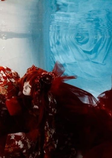 日本旅拍coser 在水中梦幻的深海少女