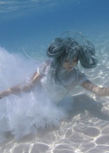 日本旅拍coser 在水中梦幻的深海少女