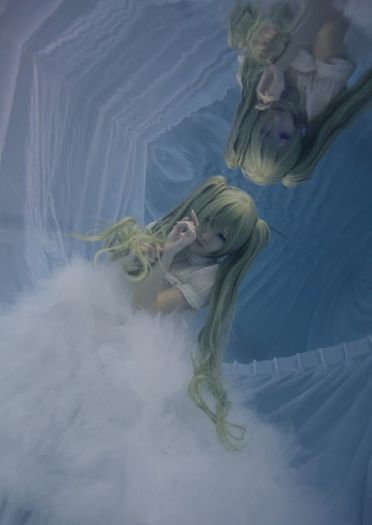 日本旅拍coser 在水中梦幻的深海少女