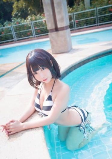 原来是深藏不露啊！ 软萌coser晒泳装写真