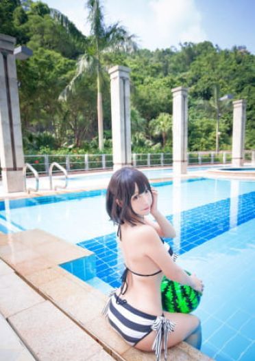 原来是深藏不露啊！ 软萌coser晒泳装写真