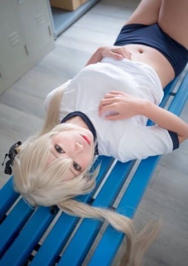 原来是深藏不露啊！ 软萌coser晒泳装写真