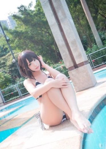 原来是深藏不露啊！ 软萌coser晒泳装写真