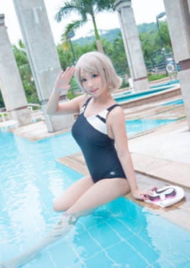 原来是深藏不露啊！ 软萌coser晒泳装写真