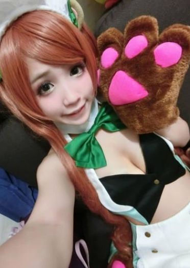 原来是深藏不露啊！ 软萌coser晒泳装写真