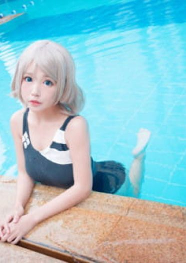 原来是深藏不露啊！ 软萌coser晒泳装写真