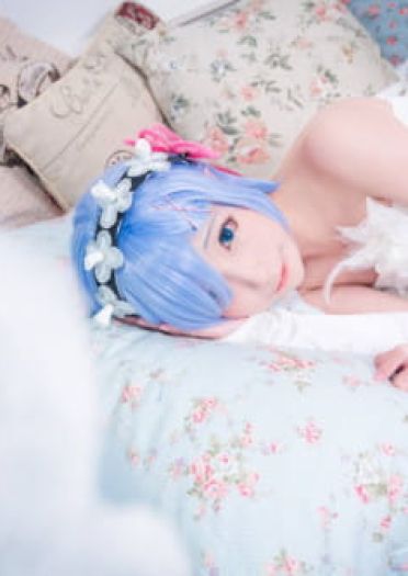 原来是深藏不露啊！ 软萌coser晒泳装写真