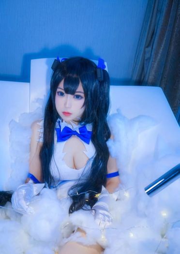 巨乳萝莉赫斯提亚 裸足福利cos