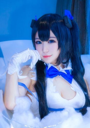 巨乳萝莉赫斯提亚 裸足福利cos