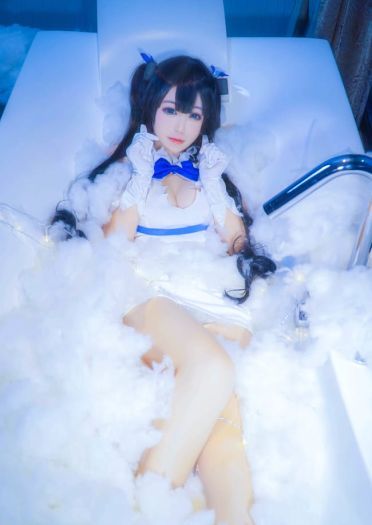 巨乳萝莉赫斯提亚 裸足福利cos