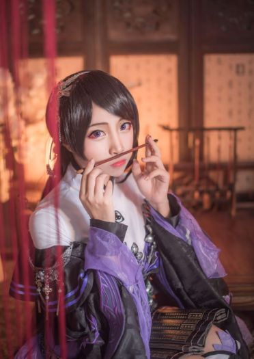 庭前万花忘枯荣，缱绻仙谷不知年