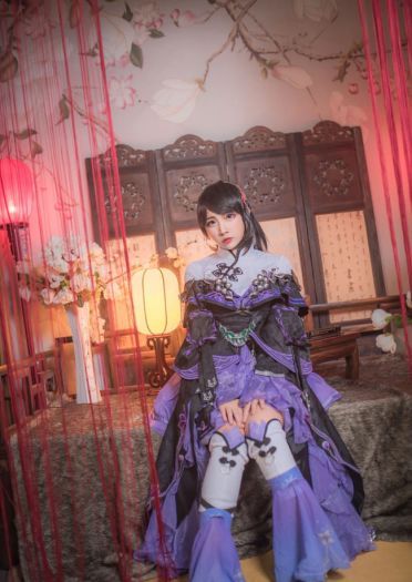 庭前万花忘枯荣，缱绻仙谷不知年