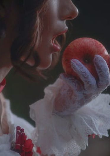 - • { 白雪姬 } • -