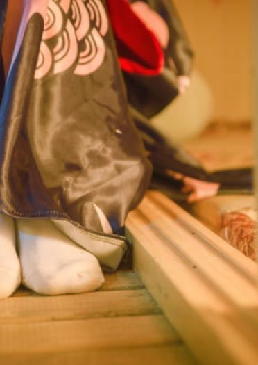 做黑猫的男友吧，会有很多好处的