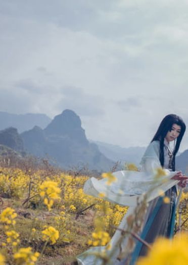 道由白云尽，春与青溪长