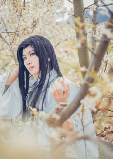 道由白云尽，春与青溪长