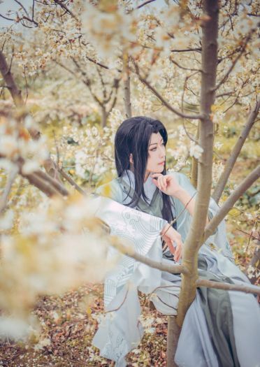 道由白云尽，春与青溪长