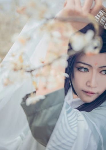 道由白云尽，春与青溪长