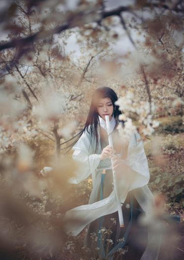 道由白云尽，春与青溪长