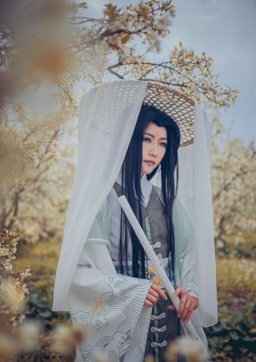 道由白云尽，春与青溪长