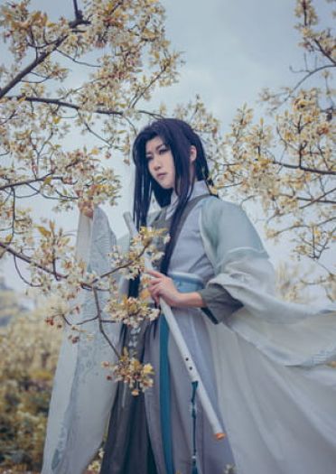 道由白云尽，春与青溪长