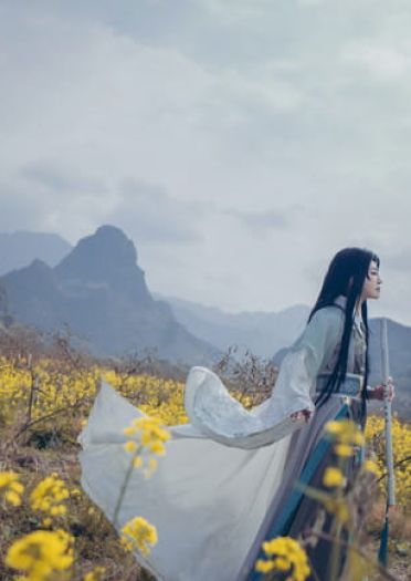 道由白云尽，春与青溪长