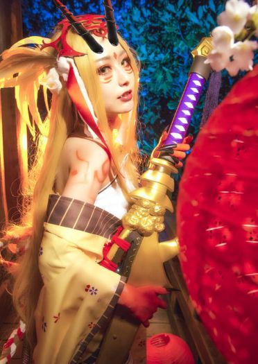 瞧，笼罩着妖气锐利长刀使月夜黯然失色