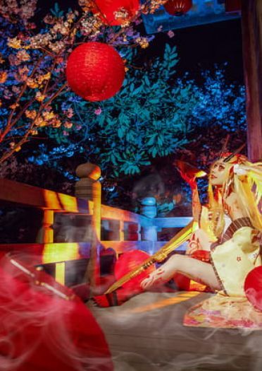 瞧，笼罩着妖气锐利长刀使月夜黯然失色