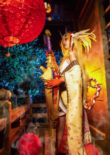 瞧，笼罩着妖气锐利长刀使月夜黯然失色