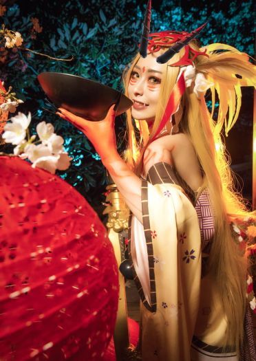 瞧，笼罩着妖气锐利长刀使月夜黯然失色