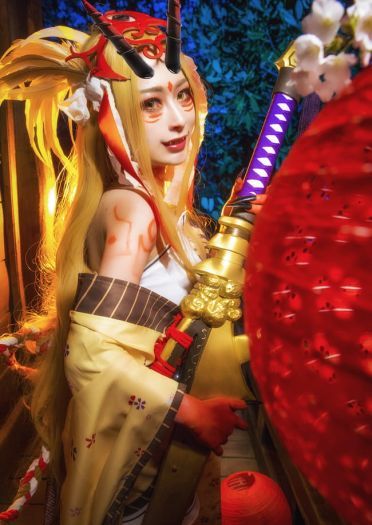 瞧，笼罩着妖气锐利长刀使月夜黯然失色