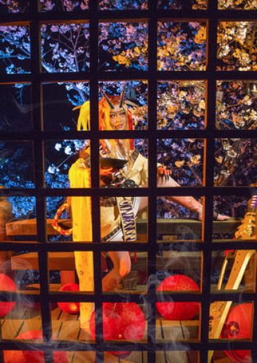 瞧，笼罩着妖气锐利长刀使月夜黯然失色