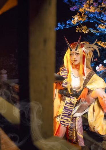 瞧，笼罩着妖气锐利长刀使月夜黯然失色