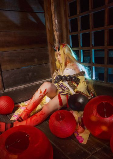 瞧，笼罩着妖气锐利长刀使月夜黯然失色