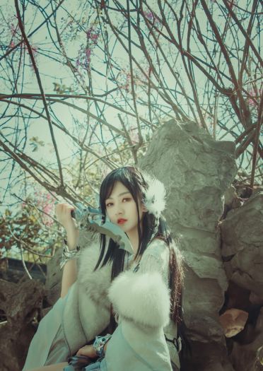 回首黄泉路，岭上一白狐