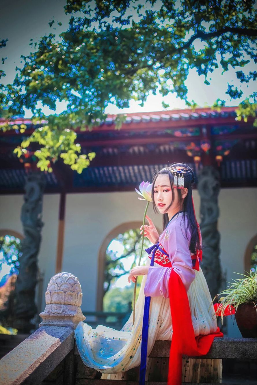古装私影：水落红莲，唯闻玉磬，但此情依旧。