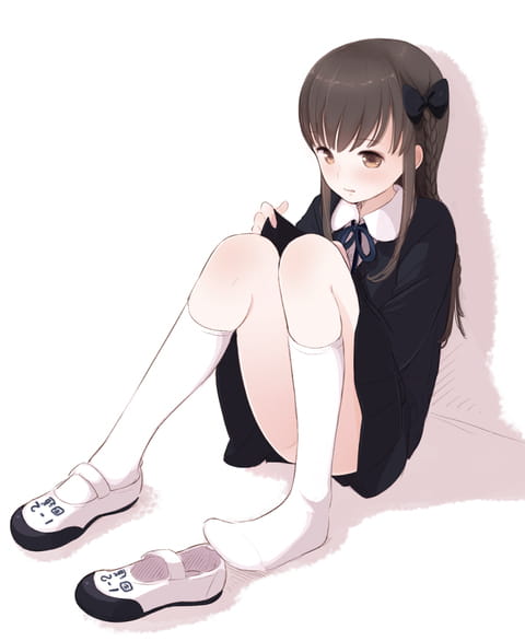 【手机壁纸】屁股着地，双腿并拢屈膝，双手抱