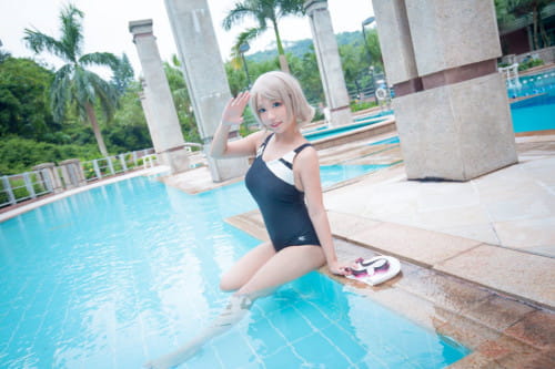 原来是深藏不露啊！ 软萌coser晒泳装写真