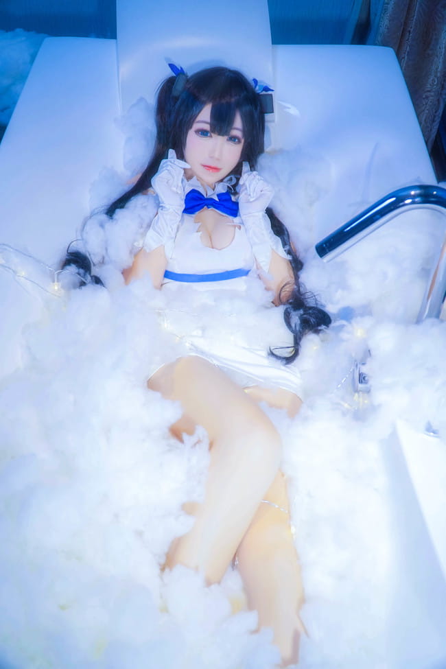 巨乳萝莉赫斯提亚 裸足福利cos