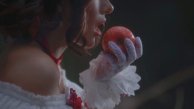 - • { 白雪姬 } • -