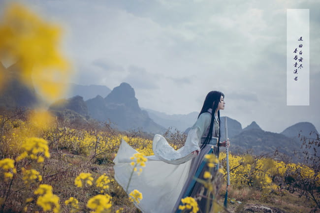 道由白云尽，春与青溪长