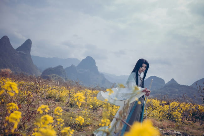 道由白云尽，春与青溪长