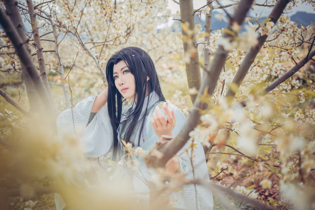 道由白云尽，春与青溪长